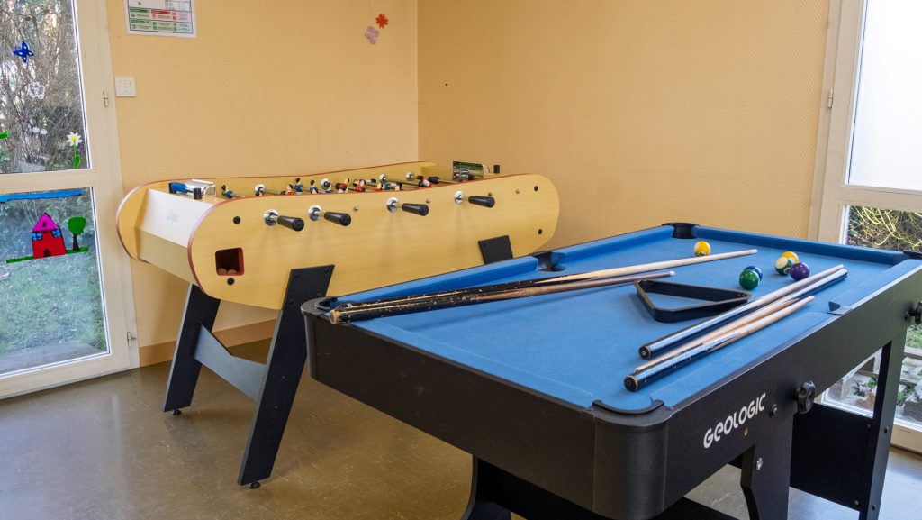 Billard à trou et baby-foot à la Maison des Familles.