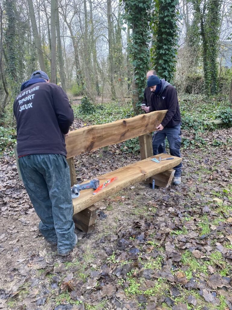Installation de bancs dans le bois Joli Mai
