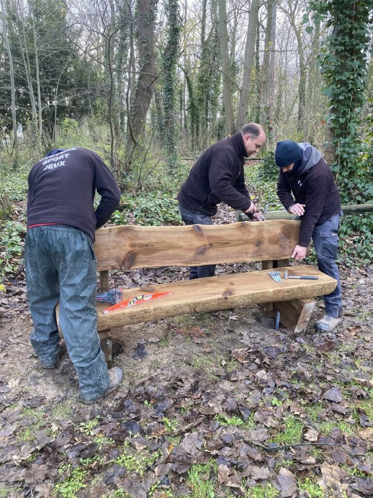 Installation de bancs dans le bois Joli Mai