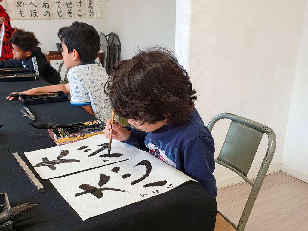 Découverte de la calligraphie à l'Association Cultures Insertion et Prévention (ACIP). Photo Dominique Levesque 2025