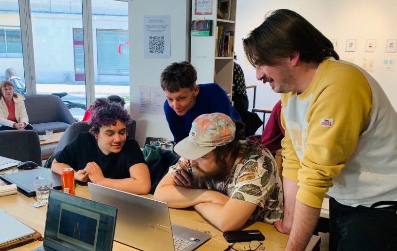 Réflexion intense lors du montage d'une vidéo à la Fabrique d'images
