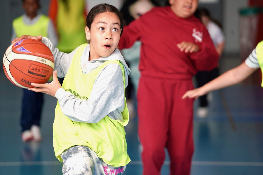 Fillettes jouant au basket.