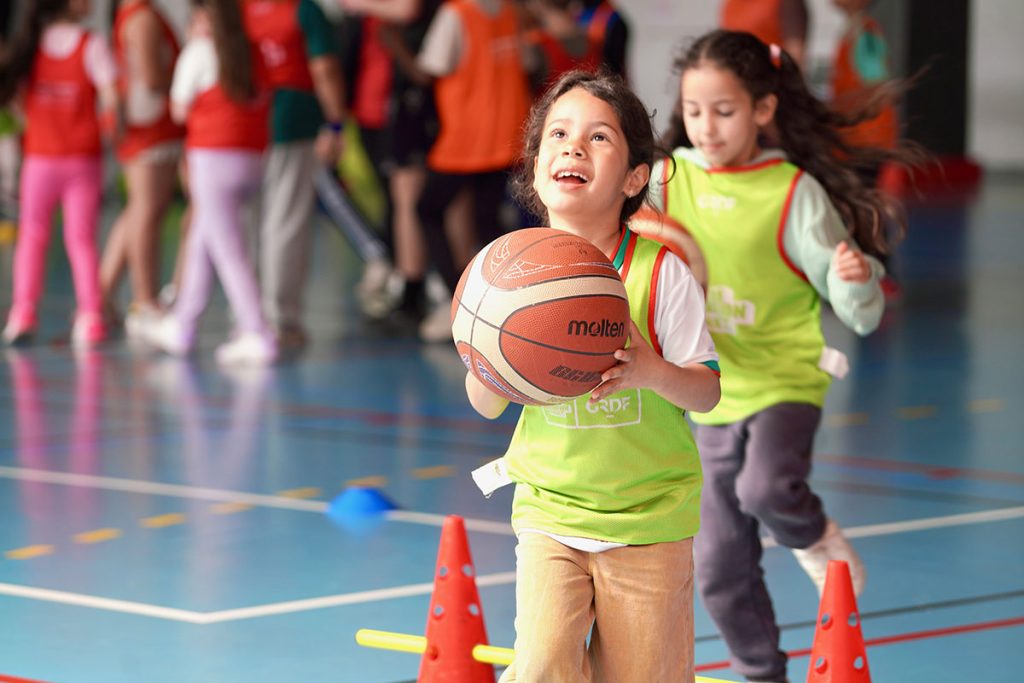 Des jeunes filles découvrent le basket-ball
