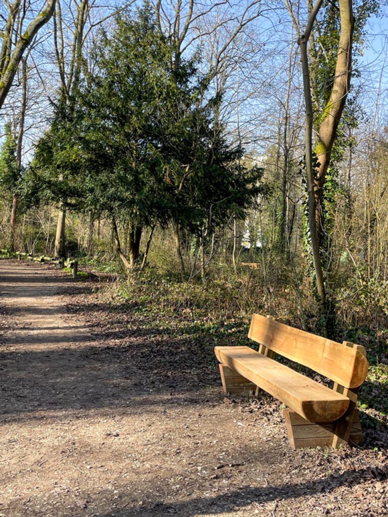 Banc aménagé dans le cadre du budget participatif au Bois Joli Mai.
