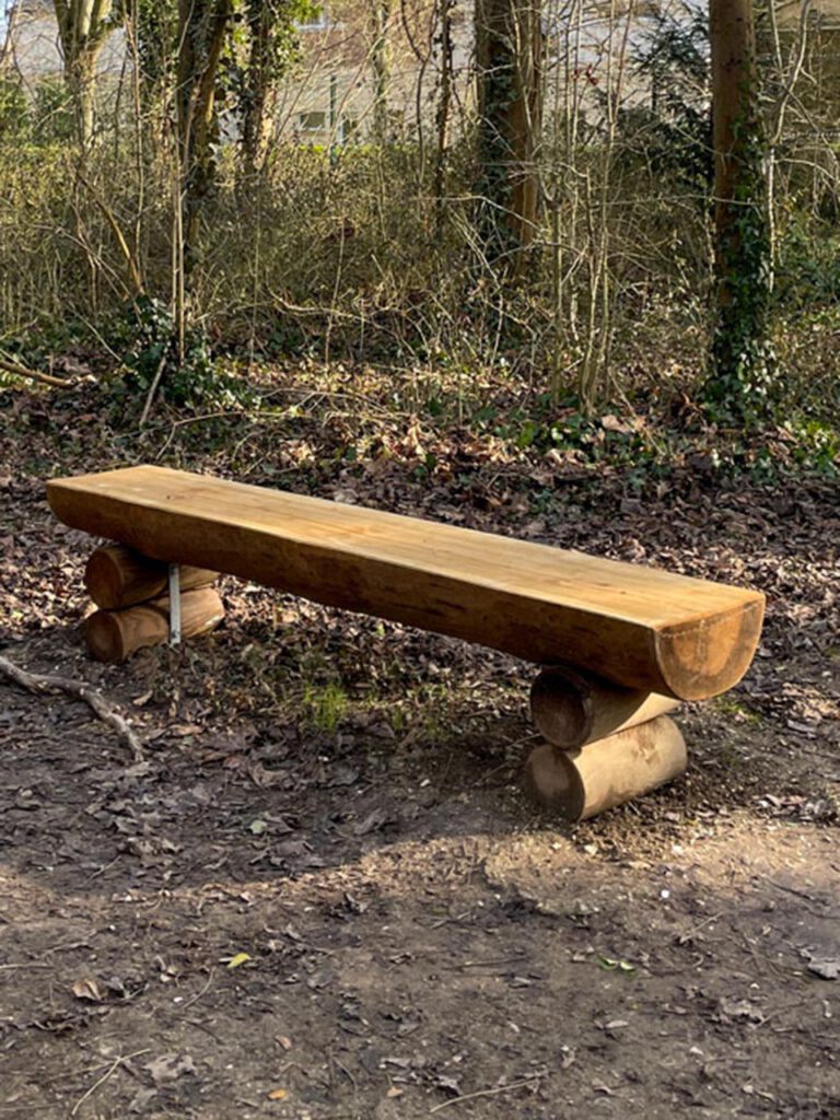 Banc aménagé dans le cadre du budget participatif au Bois Joli Mai
