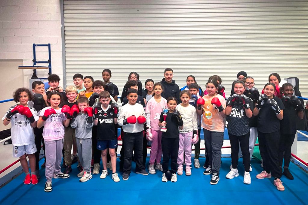 Groupe de jeunes apprenant la boxe française.