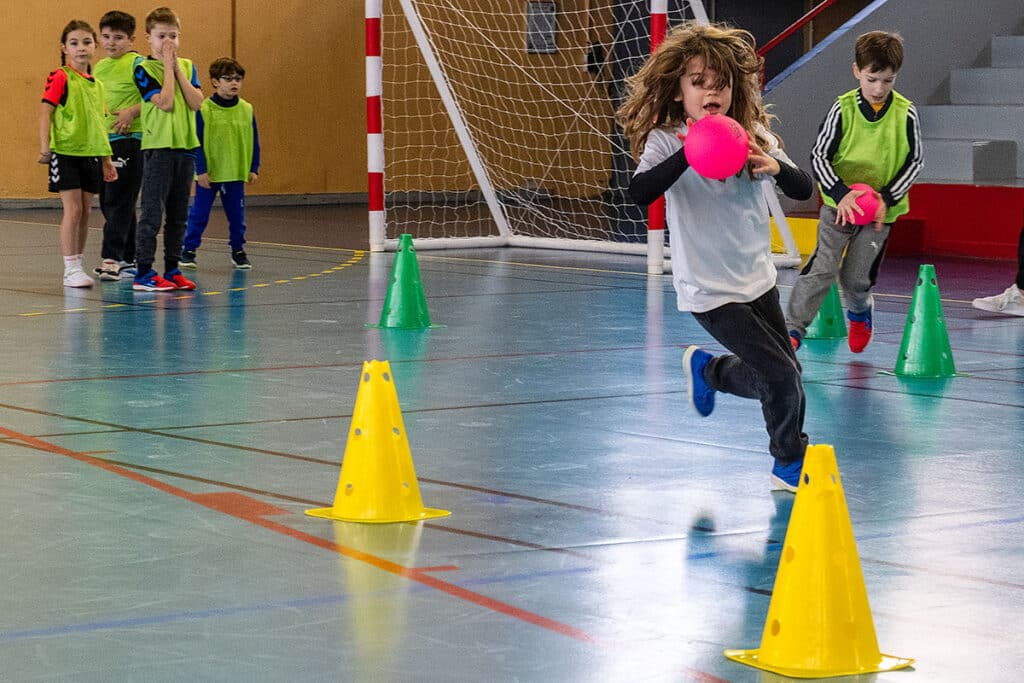 Des jeunes jouent au handball