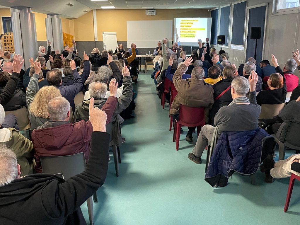 Vote du rapport d'activité lors de l'assemblée générale du Comité de quartier Amiens Sud-Est.