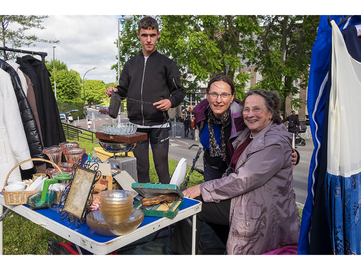 AG 2025 - rapport d'activité — deux femmes et un homme à la rèderie