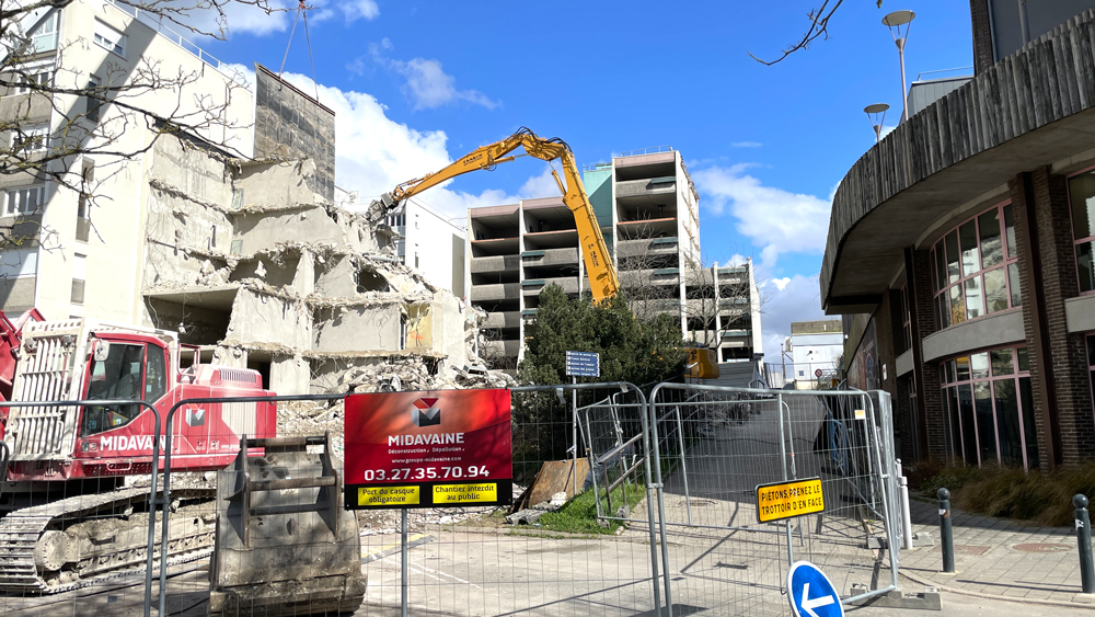 Démolition d'une tour dans le quartier Rollin, dans le cadre de sa rénovation. Photo Dominique Levesque