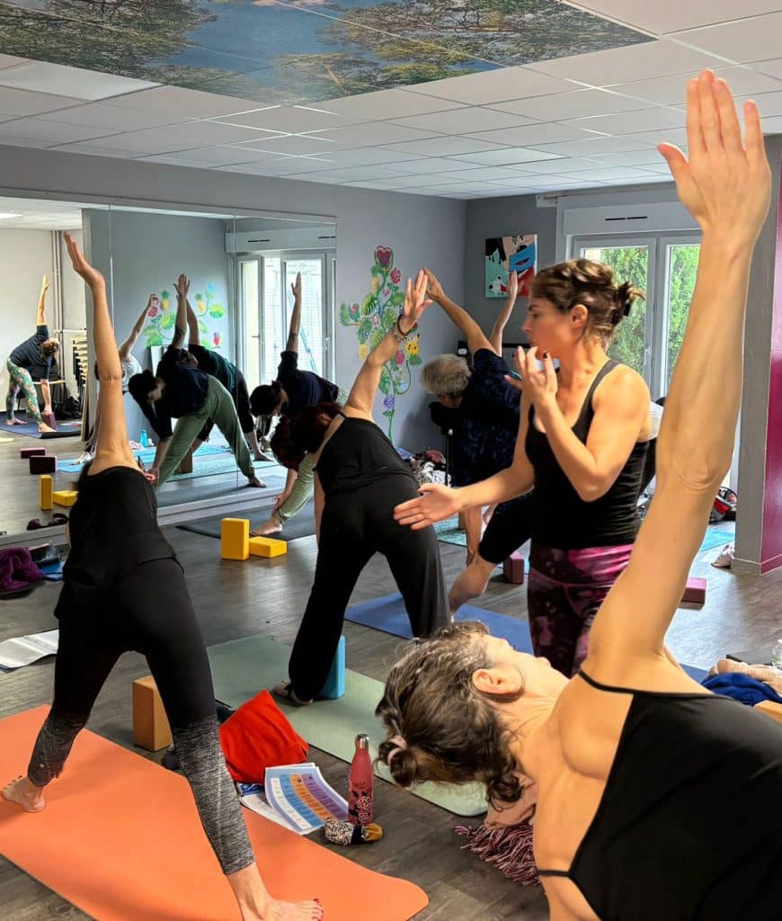 Pendant l'atelier de yoga vinyasa (yoga dynamique)