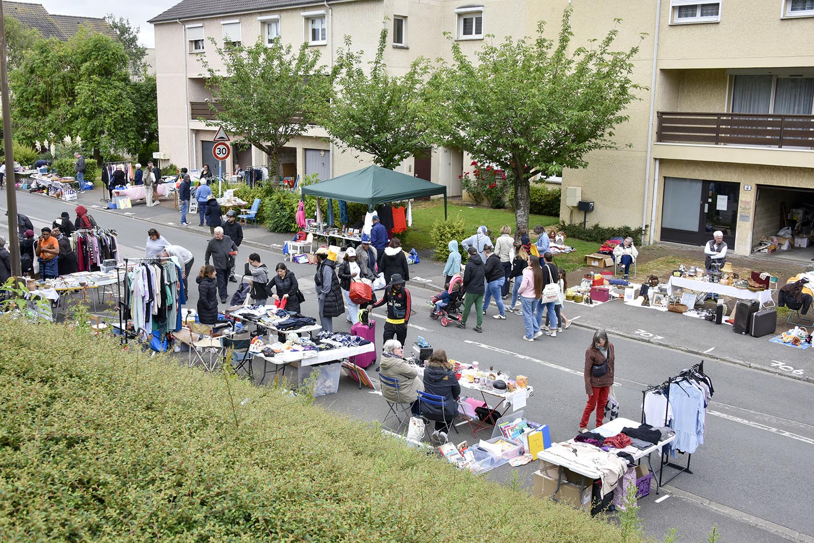 Des vendeurs et des chineurs à la réderie du quartier Sud-Est