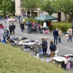 Des vendeurs et des chineurs à la réderie du quartier Sud-Est