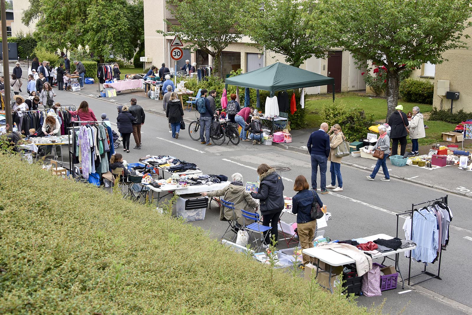 Des vendeurs et des chineurs à la réderie du quartier Sud-Est