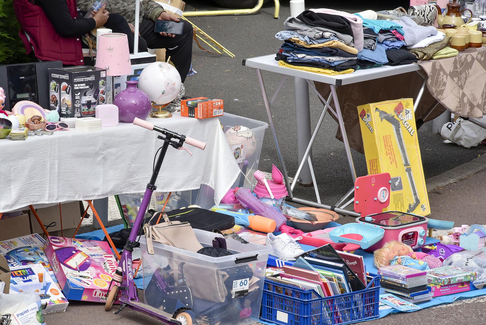 Des jouets et des vêtements en vente à la réderie du quartier Sud-Est le 7 juin 2026