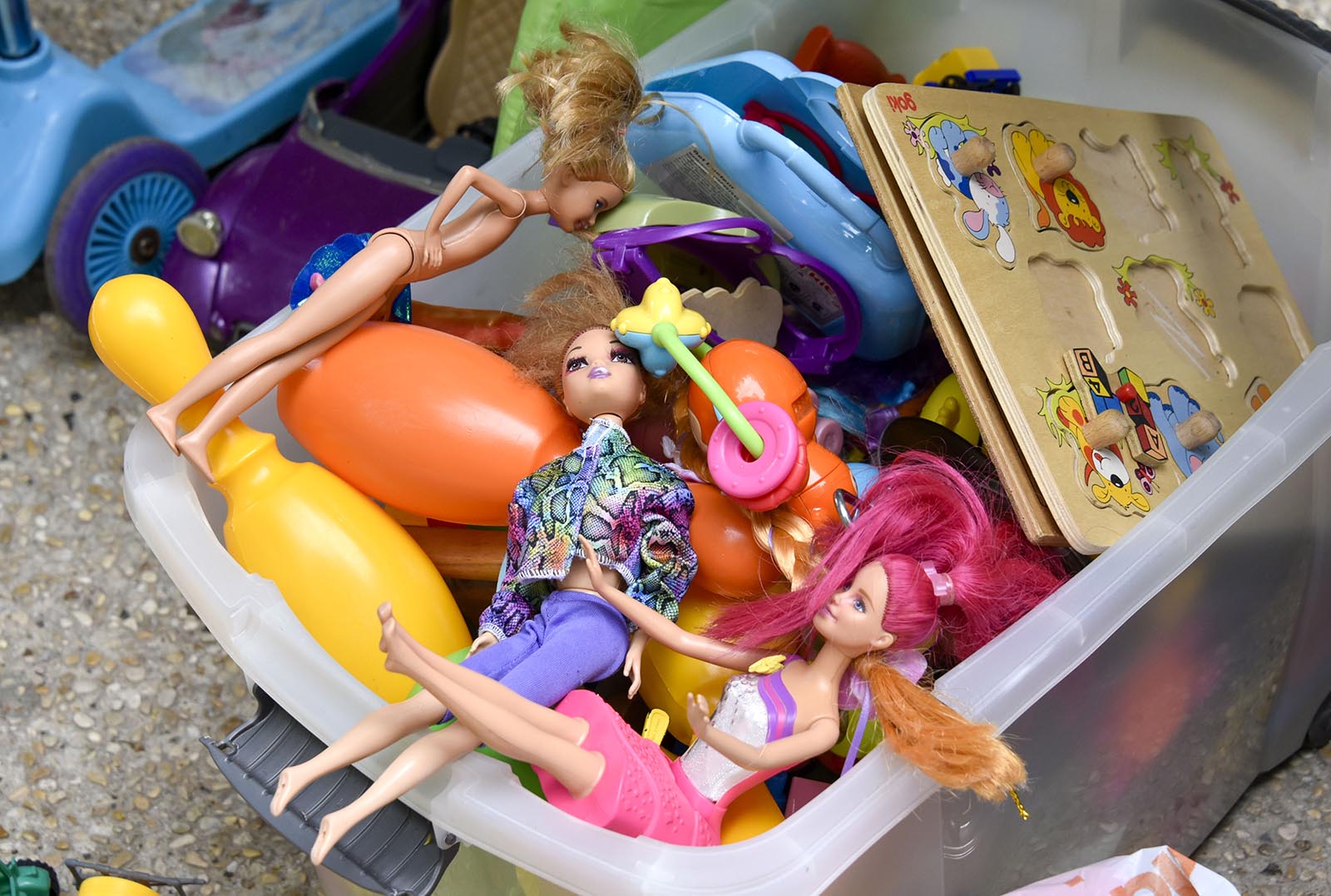 Des jouets et des poupées à la réderie du quartier Sud-Est