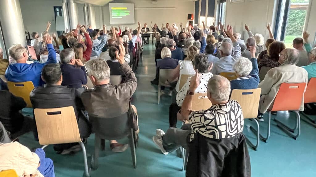 L'assemblée vote à l'unanimité lors de l'assemblée générale 2026 du Comité de quartier Amiens Sud-Est.